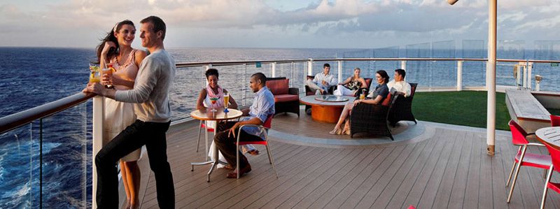 Soldäck ombord på kryssning med par som minglar.